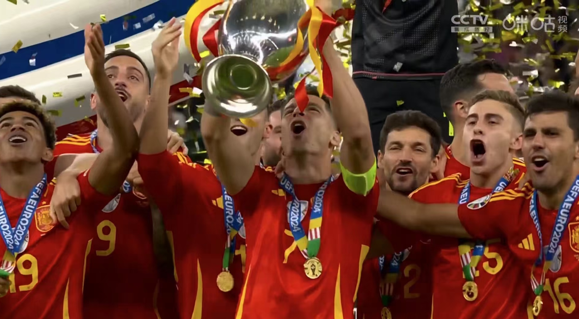 欧洲足球传奇现身助力球队获胜 欧洲足球传奇现身助力球队获胜